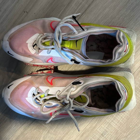 Nike Women’s Red Fontanka Edge Sneakers - Size 7.5 | Stylish & Versatile Active - Picture 5 of 6